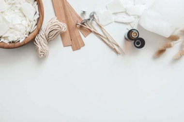 Beyaz arkaplanda mum üretmek için ayarlandı. Eko soya cilası ve mum, aletleri üst görünüm, düz döşeme. Kandil mumları. Hobi konsepti.
