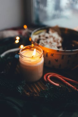 Noel atmosferinde yanan soya mumu, ruh hali..