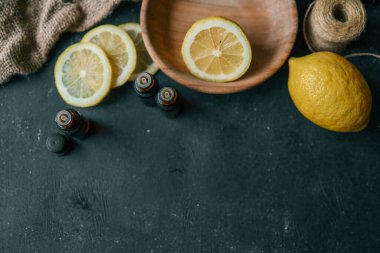 Ahşap zemin üzerinde limon olan bir şişe gerekli yağ..