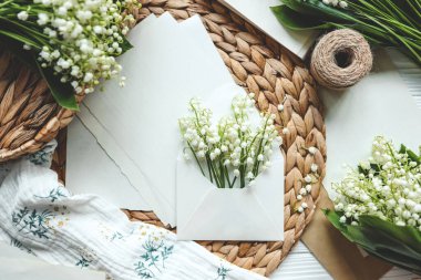 Vadi zambakları ve estetik dekor ile zarf, tatil konsepti.