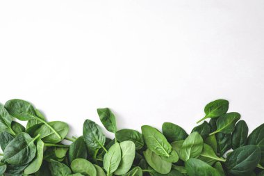 Beyaz arka planda ıspanak yaprakları yığını.