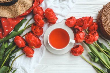 Güzel bahar kompozisyonu, günaydın konsepti. Bir fincan çay, şakayıklar dümdüz yatıyordu..