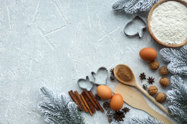 Noel pişirme yemek pişirmek için malzemeler. Un, yumurta, kahverengi şeker ve baharat. Kopya alanı ile Üstten Görünüm.