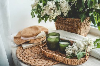 İki mum ve bir sepet beyaz leylak, estetik fotoğraf..