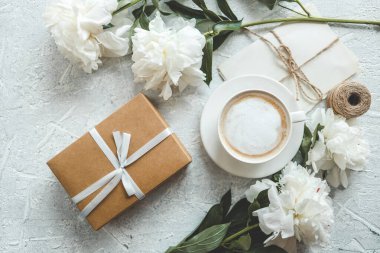 Yay ve yaz kompozisyonlu hediye kutusu.