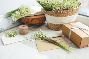 Kutlama konsepti, vadi çiçeği, hediye kutusu ve mektup..