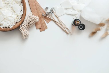 Beyaz arkaplanda mum üretmek için ayarlandı. Eko soya cilası ve mum, aletleri üst görünüm, düz döşeme. Kandil mumları. Hobi konsepti.