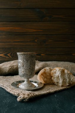 Şarap, ekmek ve açık İncil, Hıristiyan ayini..