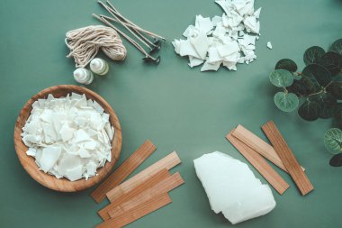 Soya mumu, ahşap filizler ve okaliptüs, düz bir manzara..