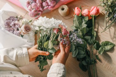 Çiçekçi iş başında. sonbaharda çiçek süslemeleri yapma kadın.
