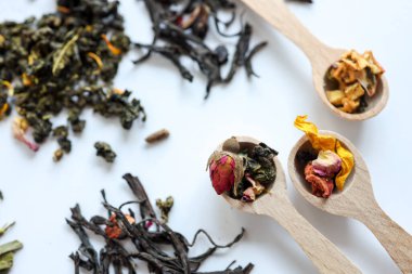 Tahta kaşıklarda bitki çayı..