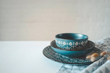 Masanın üzerinde beyaz bir arka planda süs bulunan şık yemekler..