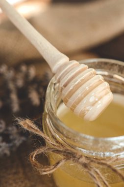 Bal için ahşap sopa. Balla yakın plan..