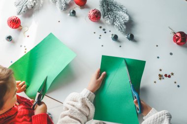 Kağıt kesen çocuklar, Noel etkinliği fikri.