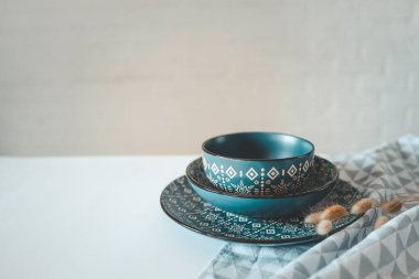 Masanın üzerinde beyaz bir arka planda süs bulunan şık yemekler..