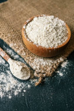 Çuval bezinde ahşap bir kasede un..