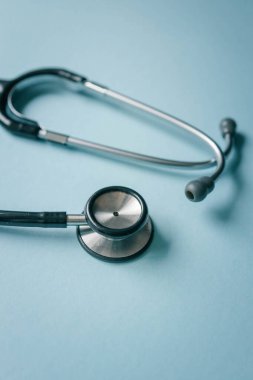 Mavi arka planda steteskop, üst manzara. Metin için boşluk.