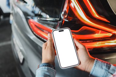 Bir arabanın arka planında izole ekran olan telefon.