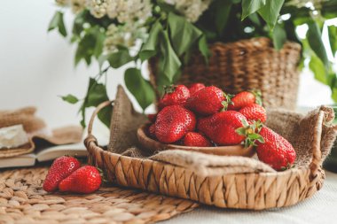 Anneler günün kutlu olsun, güzel bir kahvaltı tepside çilek, bir demet leylak. Şenlik konsepti. Bahar tatili, aile ilişkileri.