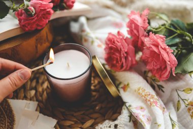 Eldeki kibrit bir mum yakar, estetik bir fotoğraf.