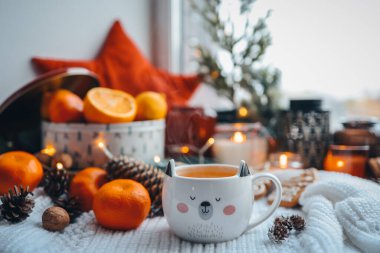 Yeni yıl atmosferinde bir fincan sıcak çay, estetik fotoğraf..