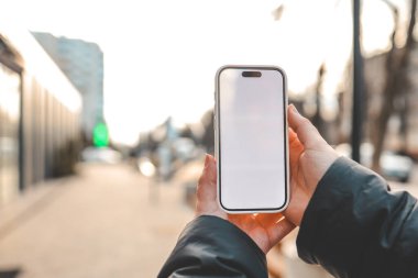 Mobil Uygulama Reklamı. Kız elinde boş bir ekranla akıllı bir telefon tutuyor. Akıllı telefonda mesaj için yer. Mocap.