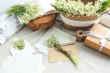 Kutlama konsepti, vadideki zambak, hediye kutusu ve el işi mektubu..