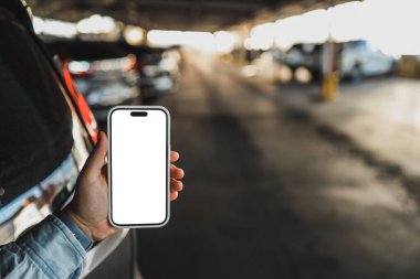 Uygulama veya web sitesi mockup promosyon için Mockup boş ekran cep telefonu. Otomobil bayiliği için ideal, otomobil servisi online, akıllı otomobil konsepti, Araba alışveriş online.