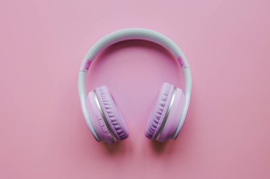 Pembe arka planda kablosuz kulaklık..