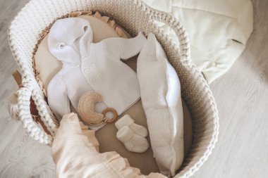 Bebek beşikteki bir bebek için uygun kıyafet, beklenti içindeki konsept..