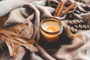 Tarçın ve çikolata kokulu mum, sıcacık sonbahar.