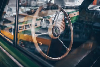 Eski moda arka plan. Eski model bir arabanın direksiyon simidi.