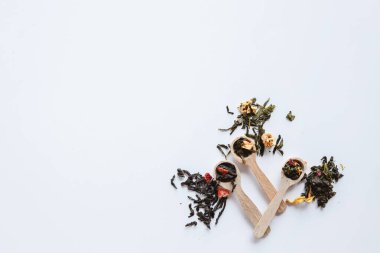 Beyaz zemin üzerinde gevşek yaprak çayları çeşitleri, üst görünüm.
