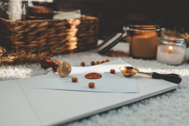 Mumların arka planında balmumu yazdırma araçları.
