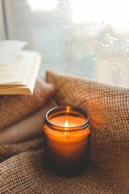 Pencerenin yanında yanan mum..