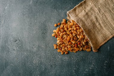 Üzümler çuval bezinden dökülüyor..