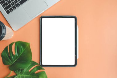Metnin ve iş konseptin için ayrılmış ekranlı tablet.