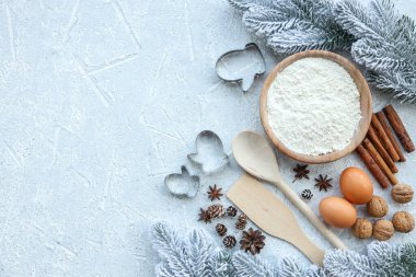 Noel pişirme yemek pişirmek için malzemeler. Un, yumurta, kahverengi şeker ve baharat. Kopya alanı ile Üstten Görünüm.