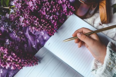 Kız bir deftere yazıyor, estetik..