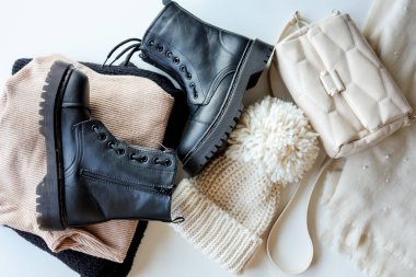 Sonbahar aksesuarları, şapka, atkı, botlar, çanta üst görünümü.