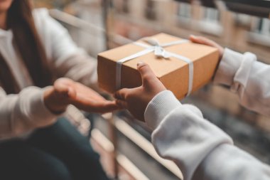 Elinde yay olan hediye kutusu..