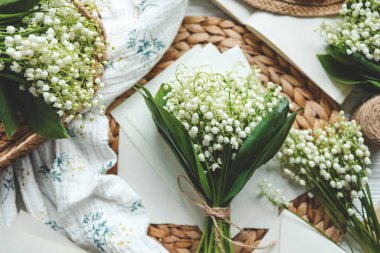 Vadideki zambak buketi yakın plan ve tebrik kartı..