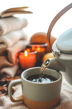 Çaydanlık ve bardak, deniz dikenli çay, sonbahar havası..