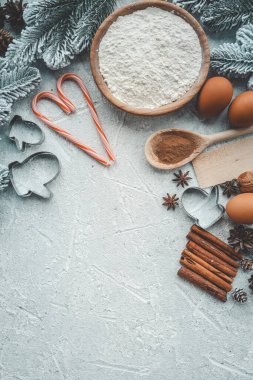 Noel pişirme yemek pişirmek için malzemeler. Un, yumurta, kahverengi şeker ve baharat. Kopya alanı ile Üstten Görünüm.