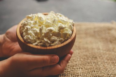 Doğal süzme peynir. Doğal süt ürünleri.