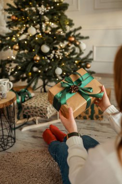 Bir kızın elinde hediye kutusu, Noel havası..