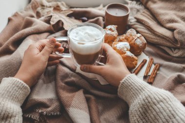 Ellerinde bir fincan kahve, sıcacık sonbahar.