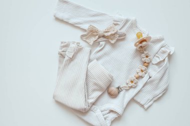 Pastel renkli yeni doğmuş bir bebek için bebek kıyafetleri..