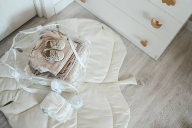 Doğum hastanesine çantalarla gitmek, annelik kavramı ve bebek beklentisi..