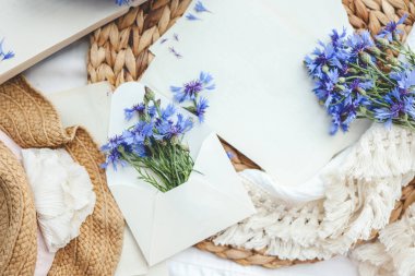 Çiçekli zarf ve estetik dekor, tatil konsepti.